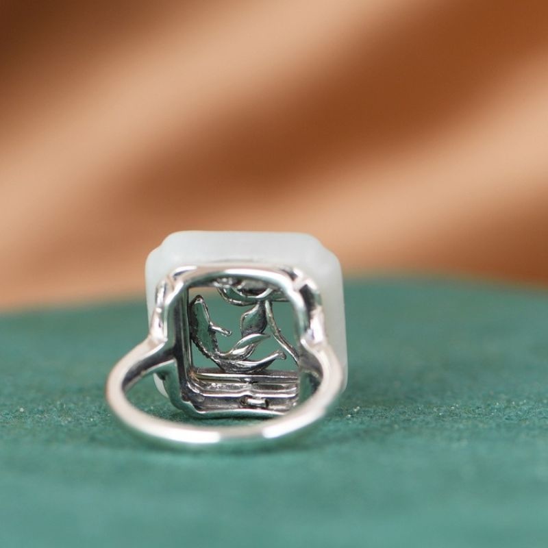 蓮の花と鯉のリング - 光の反射によって輝きが増し、手元に華やかを添え R334