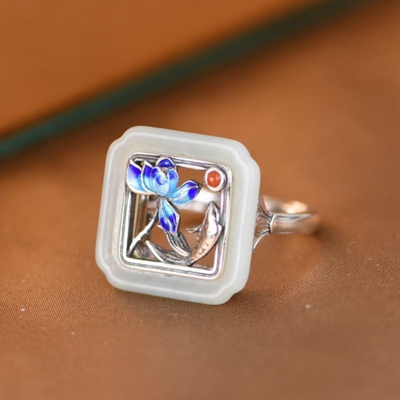 蓮の花と鯉のリング - 光の反射によって輝きが増し、手元に華やかを添え R334