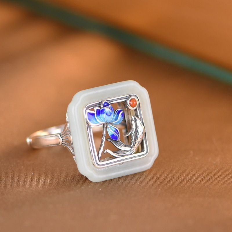 蓮の花と鯉のリング - 光の反射によって輝きが増し、手元に華やかを添え R334