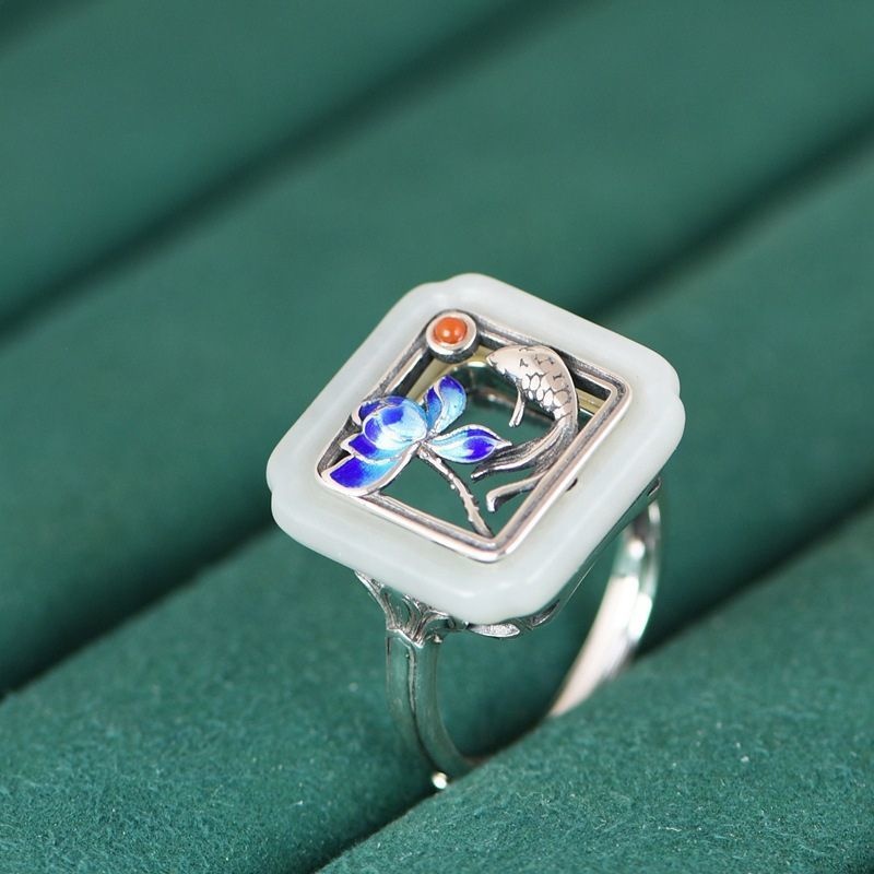 蓮の花と鯉のリング - 光の反射によって輝きが増し、手元に華やかを添え R334