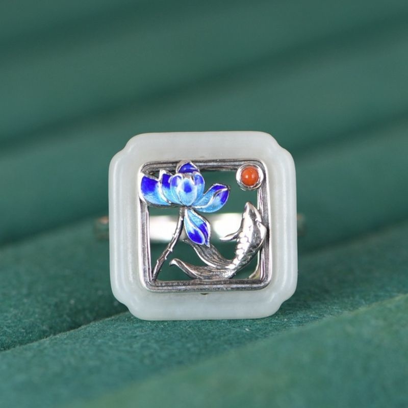 蓮の花と鯉のリング - 光の反射によって輝きが増し、手元に華やかを添え R334