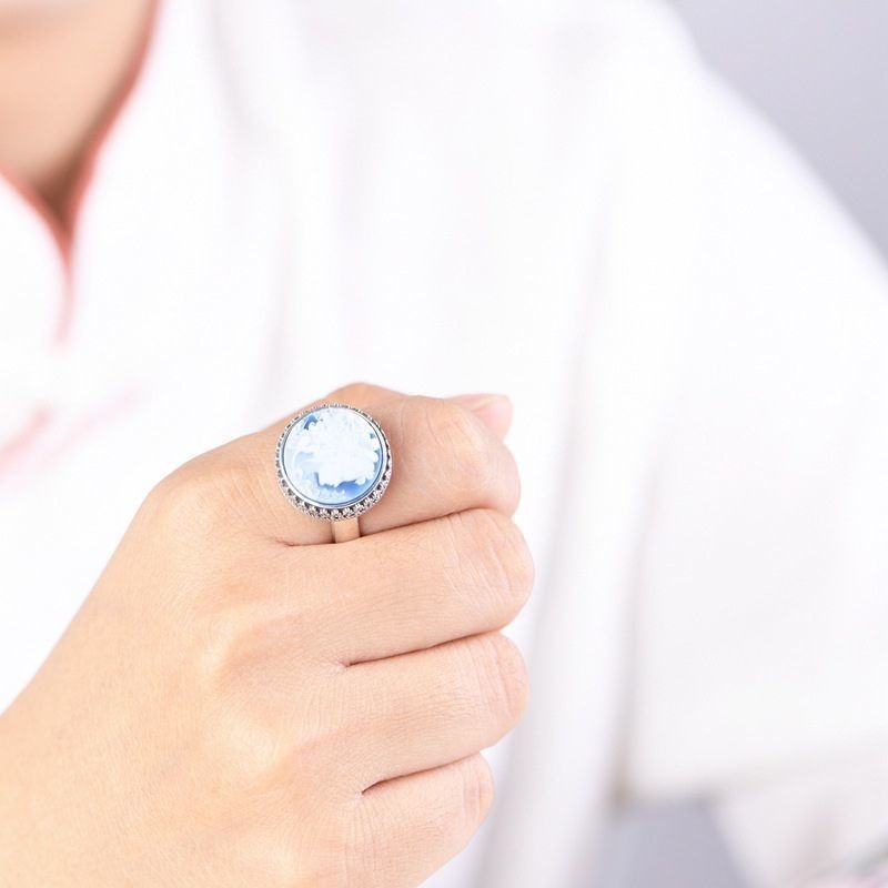 女神のカメオリング - クラシカルでありながらモダンなアクセサリー R329