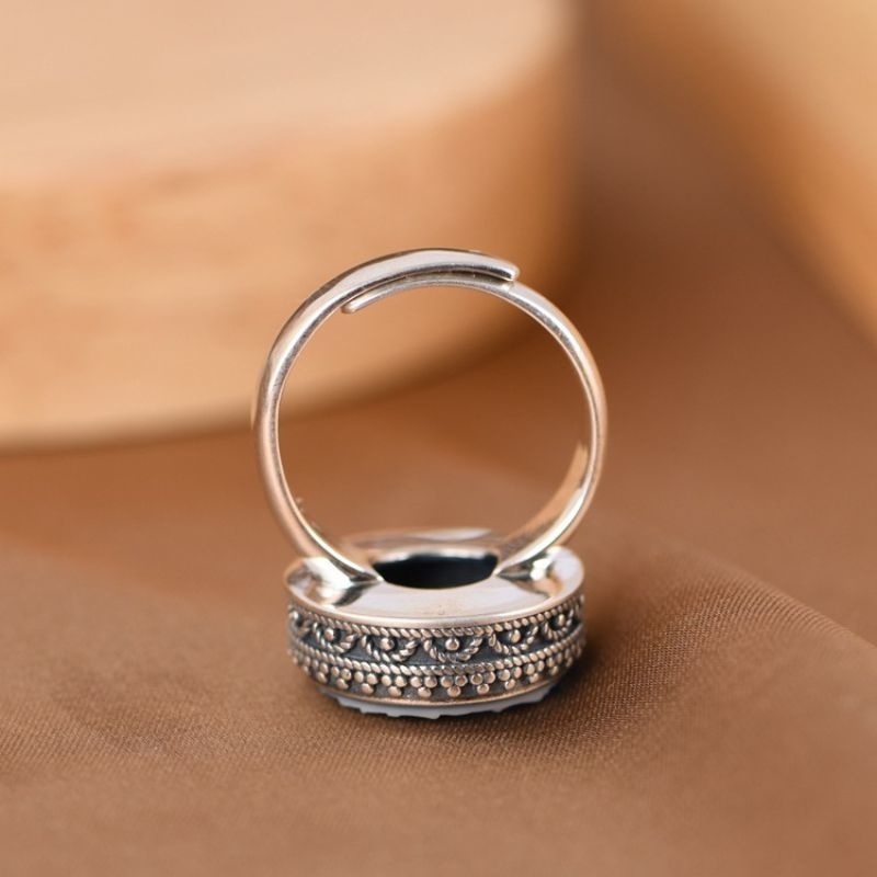 女神のカメオリング - クラシカルでありながらモダンなアクセサリー R329