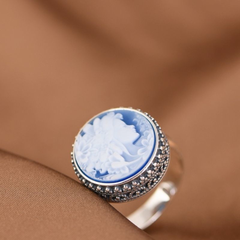 女神のカメオリング - クラシカルでありながらモダンなアクセサリー R329