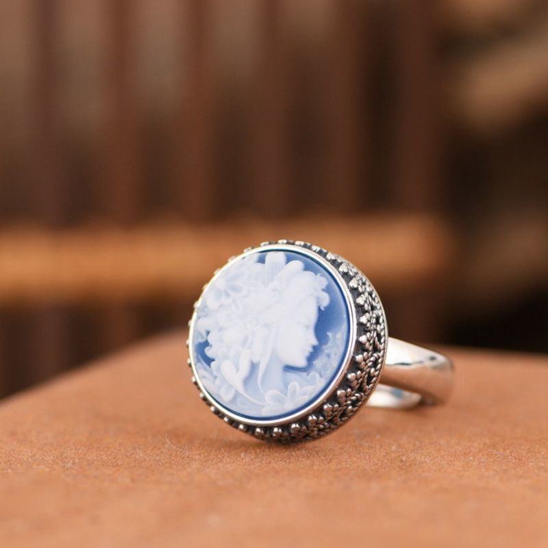 女神のカメオリング - クラシカルでありながらモダンなアクセサリー R329