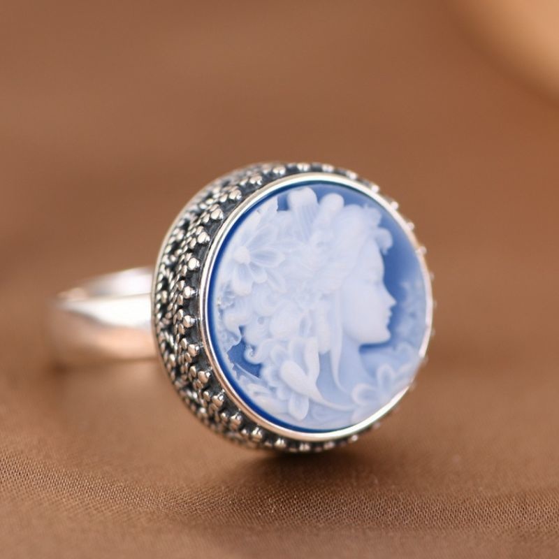女神のカメオリング - クラシカルでありながらモダンなアクセサリー R329