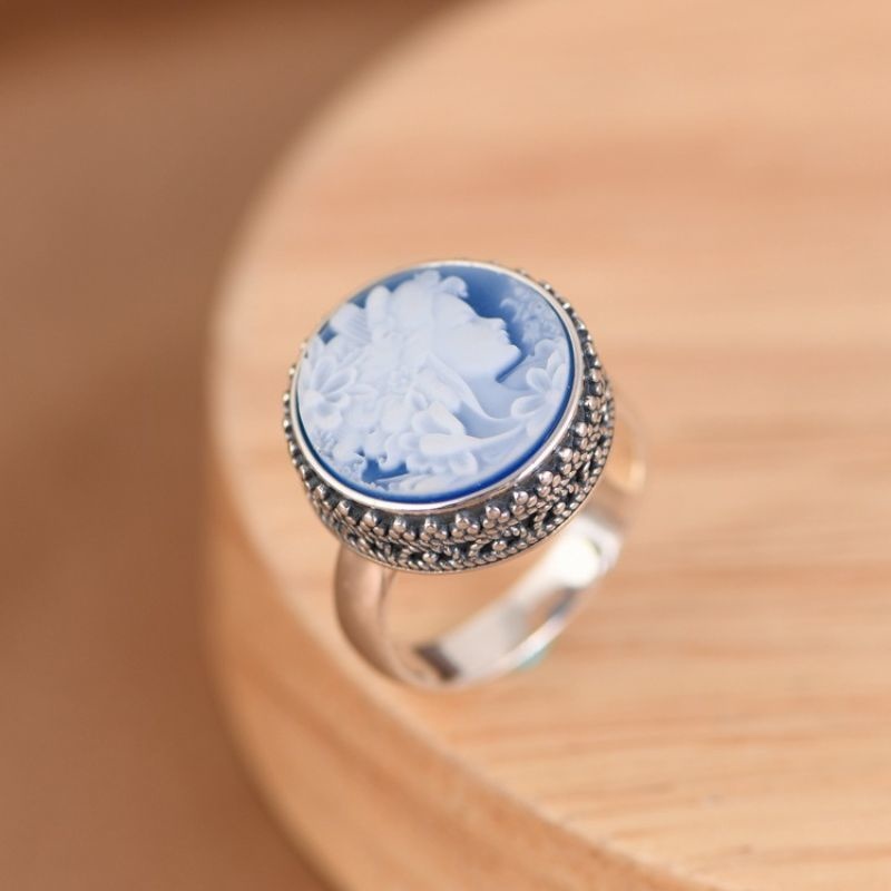 女神のカメオリング - クラシカルでありながらモダンなアクセサリー R329
