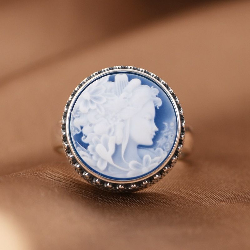 女神のカメオリング - クラシカルでありながらモダンなアクセサリー R329