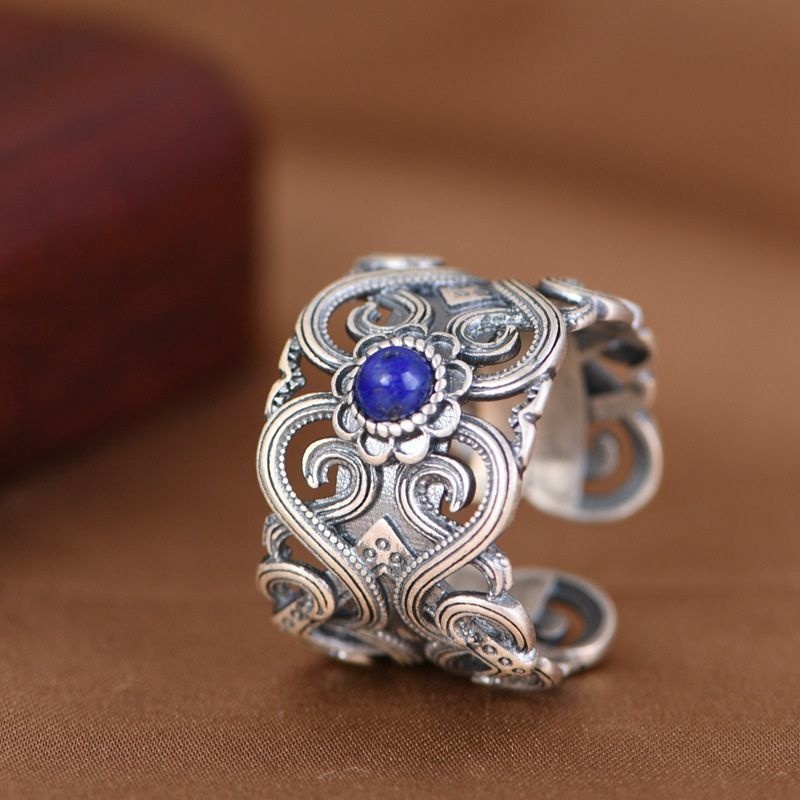 唐草模様リング - 繊細な彫金と絶妙に調和し、上品な魅力を放っている R330