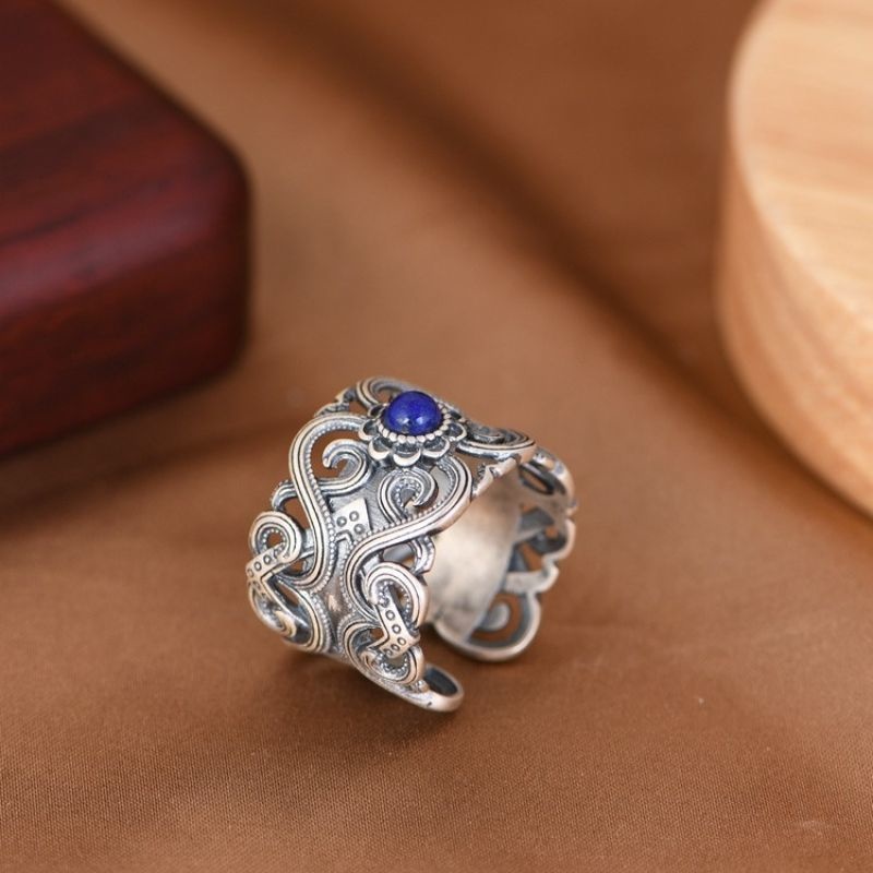 唐草模様リング - 繊細な彫金と絶妙に調和し、上品な魅力を放っている R330