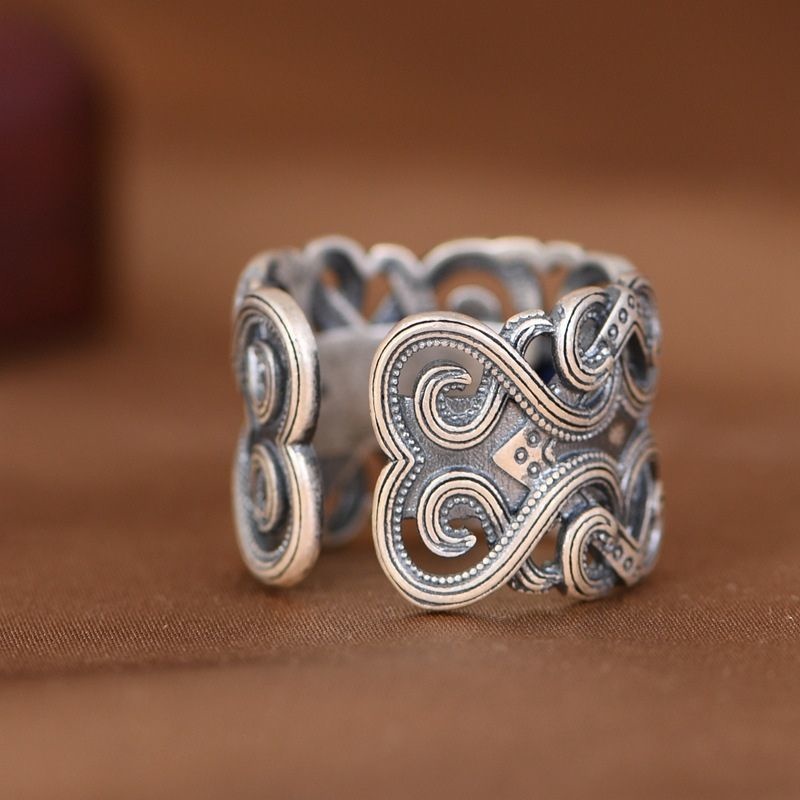 唐草模様リング - 繊細な彫金と絶妙に調和し、上品な魅力を放っている R330