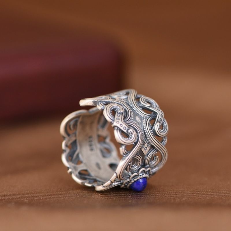 唐草模様リング - 繊細な彫金と絶妙に調和し、上品な魅力を放っている R330