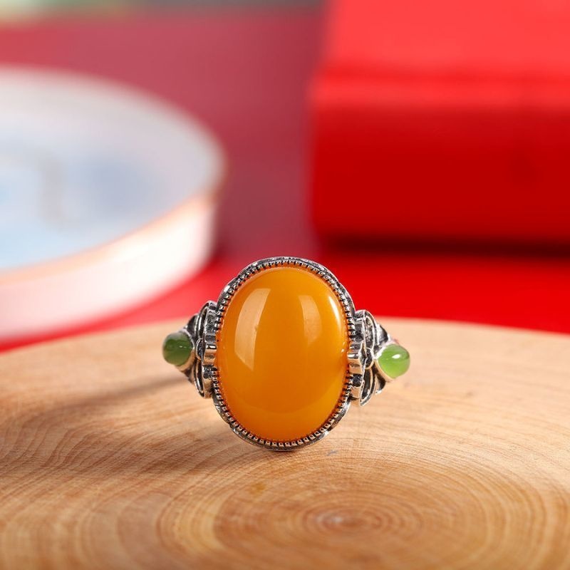 琥珀のリング - 琥珀の暖かみとネフライトの深い緑が見事に調和 R350