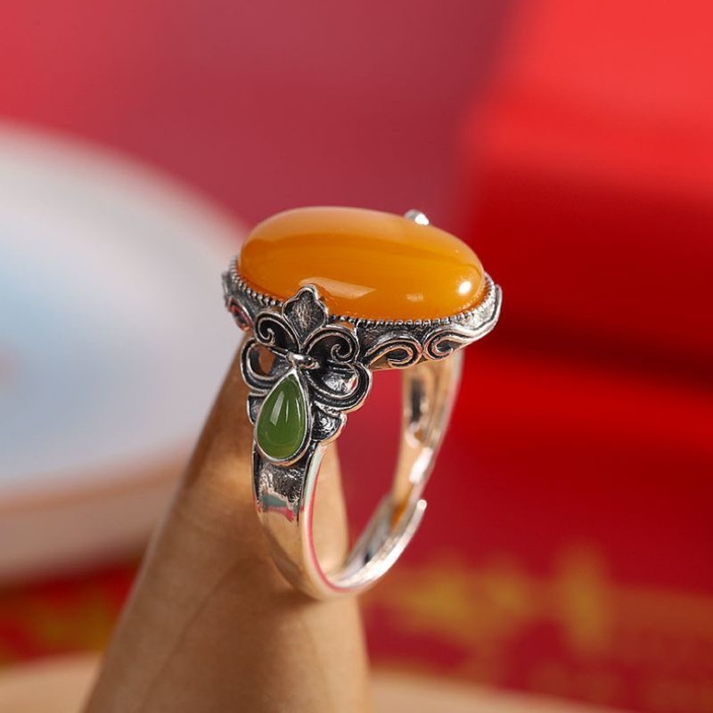 琥珀のリング - 琥珀の暖かみとネフライトの深い緑が見事に調和 R350