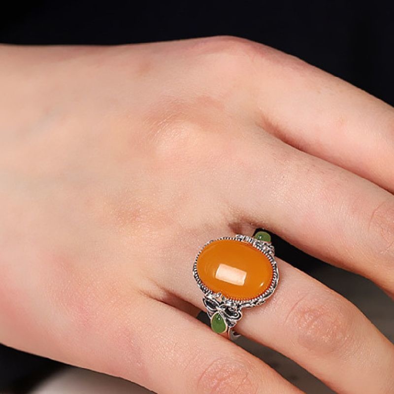 琥珀のリング - 琥珀の暖かみとネフライトの深い緑が見事に調和 R350