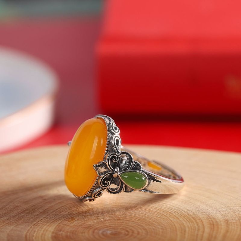 琥珀のリング - 琥珀の暖かみとネフライトの深い緑が見事に調和 R350