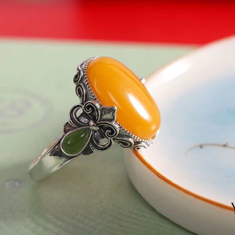 琥珀のリング - 琥珀の暖かみとネフライトの深い緑が見事に調和 R350