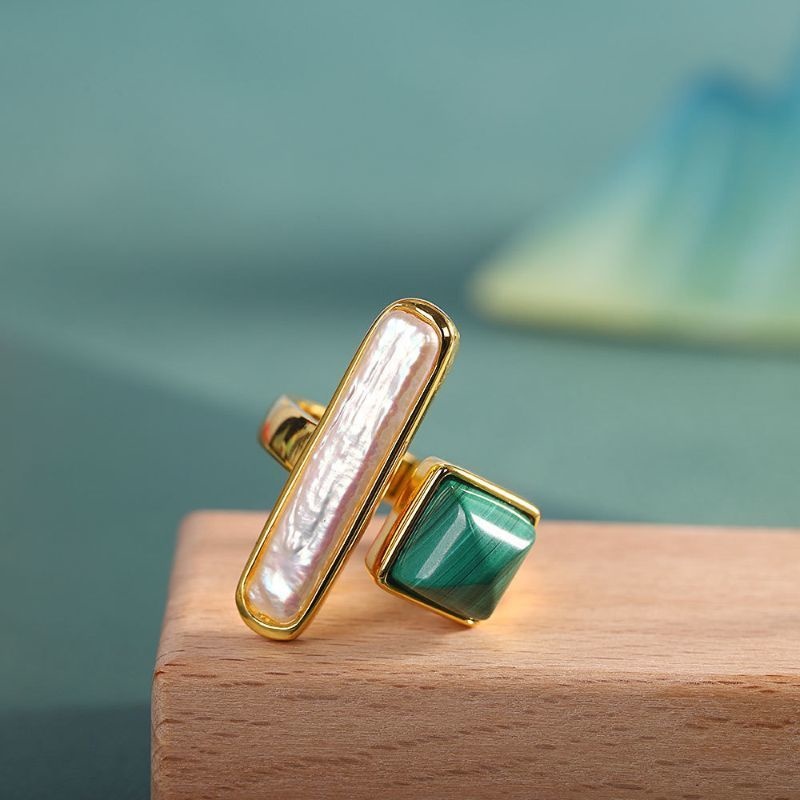 バロックパールとマラカイトのリング - まるでアート作品のように輝く R349