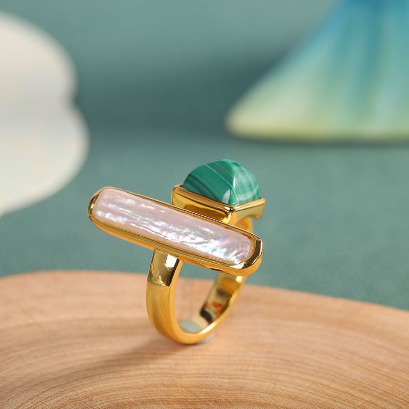 バロックパールとマラカイトのリング - まるでアート作品のように輝く R349