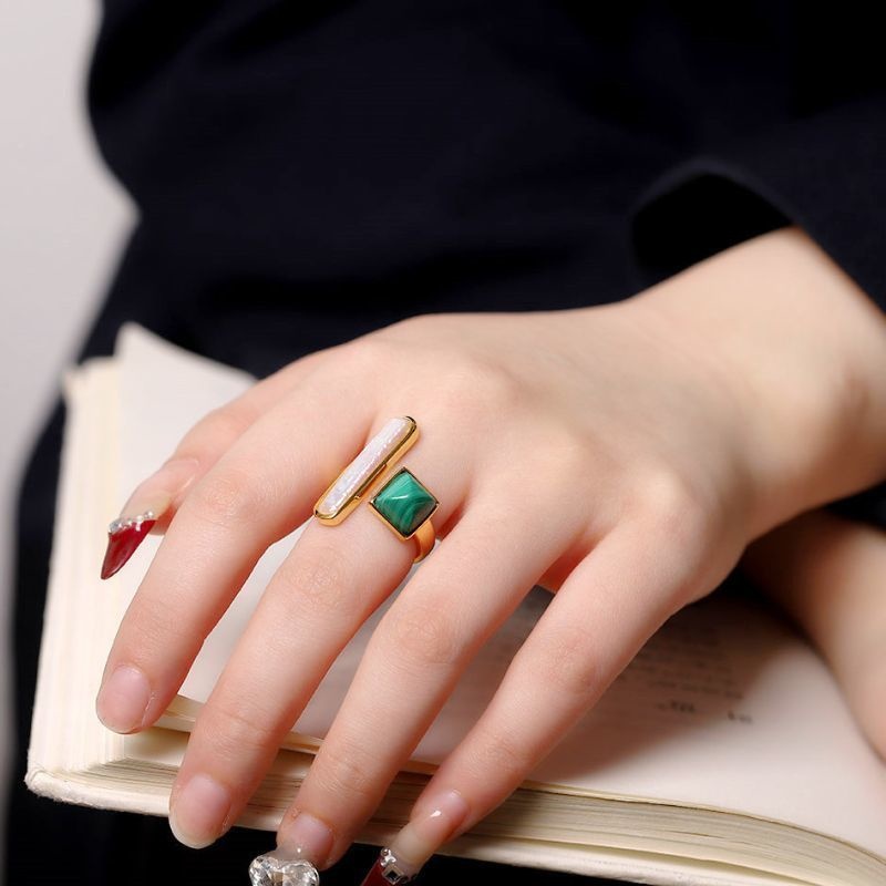 バロックパールとマラカイトのリング - まるでアート作品のように輝く R349