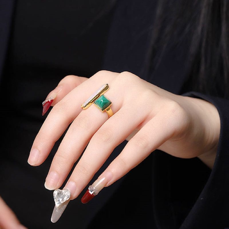 バロックパールとマラカイトのリング - まるでアート作品のように輝く R349