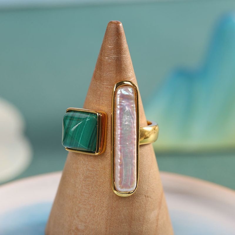 バロックパールとマラカイトのリング - まるでアート作品のように輝く R349