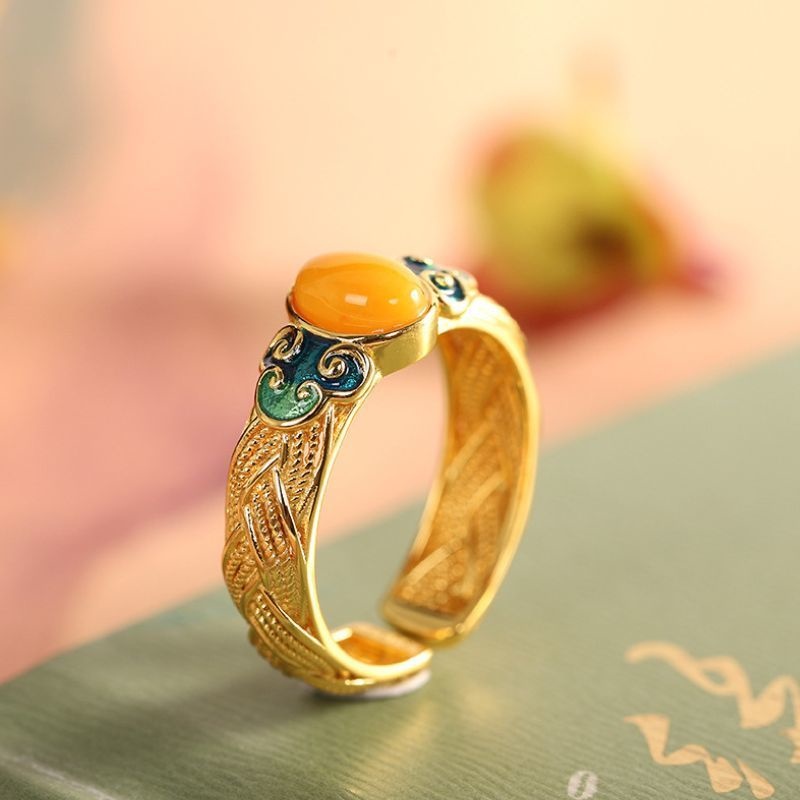 琥珀のリング - 七宝焼の色彩と琥珀の温かみが見事に調和 R351