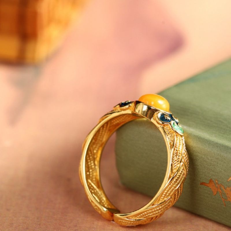 琥珀のリング - 七宝焼の色彩と琥珀の温かみが見事に調和 R351