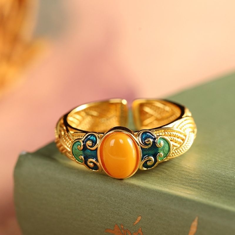 琥珀のリング - 七宝焼の色彩と琥珀の温かみが見事に調和 R351