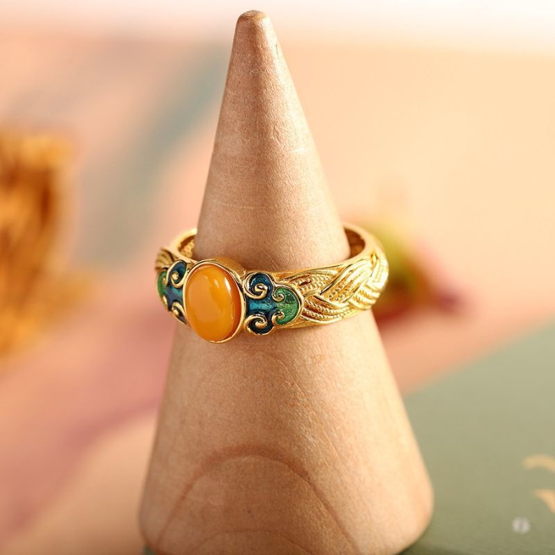 琥珀のリング - 七宝焼の色彩と琥珀の温かみが見事に調和 R351