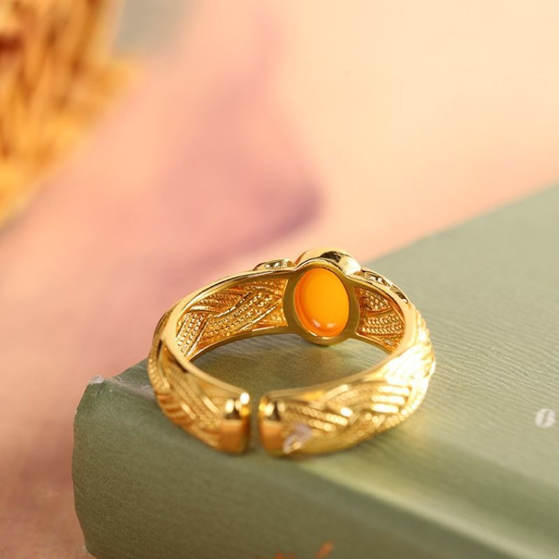 琥珀のリング - 七宝焼の色彩と琥珀の温かみが見事に調和 R351