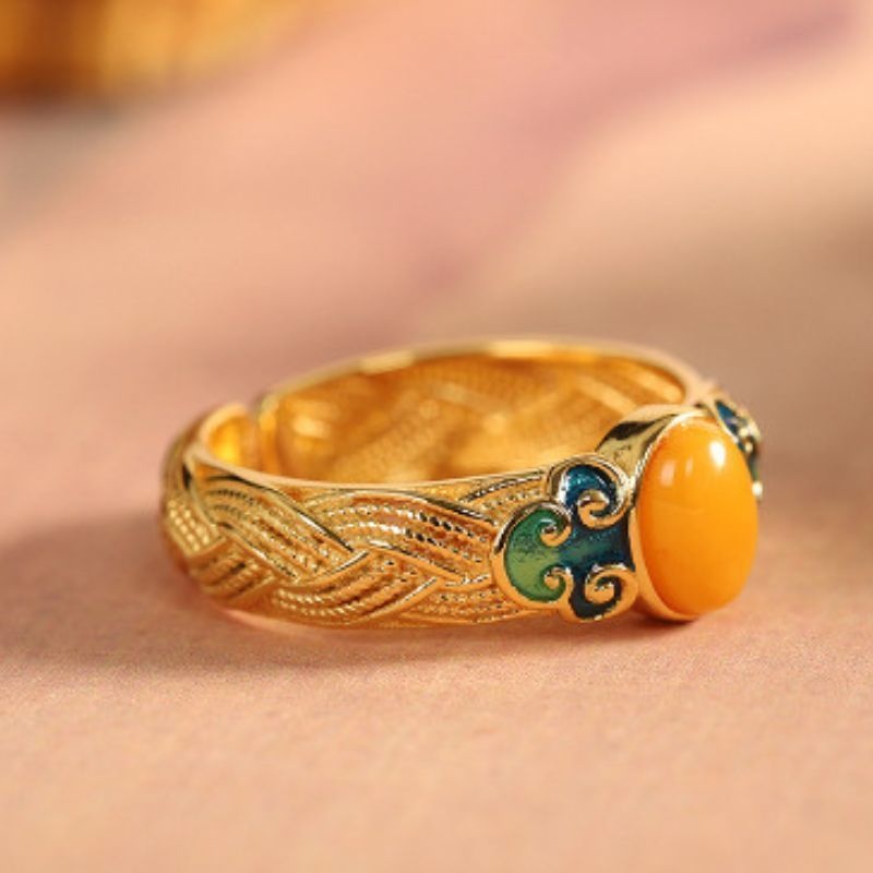 琥珀のリング - 七宝焼の色彩と琥珀の温かみが見事に調和 R351