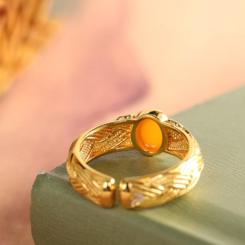 琥珀のリング - 七宝焼の色彩と琥珀の温かみが見事に調和 R351