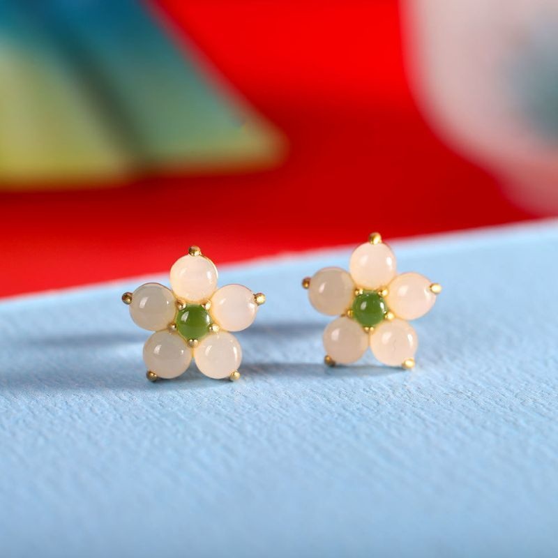 ネフライトのピアス - 軽やかでありながら存在感もあり P154