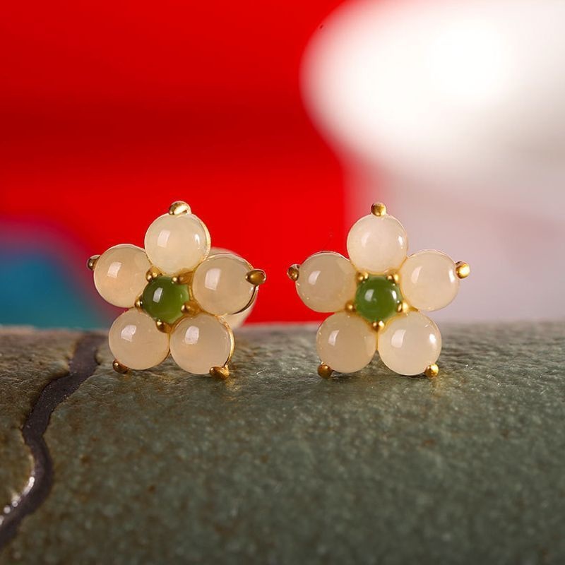 ネフライトのピアス - 軽やかでありながら存在感もあり P154