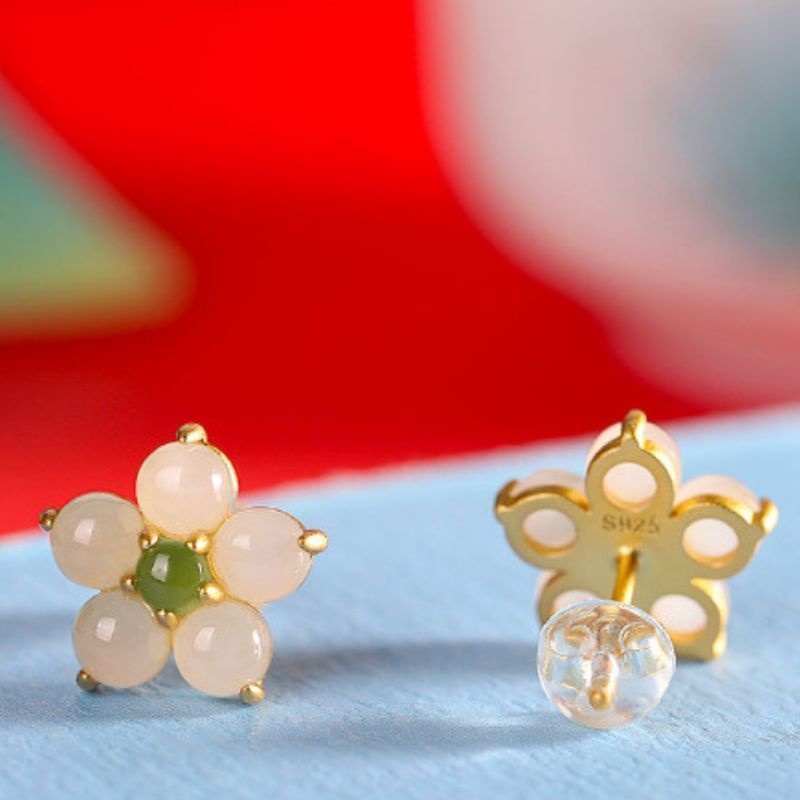 ネフライトのピアス - 軽やかでありながら存在感もあり P154