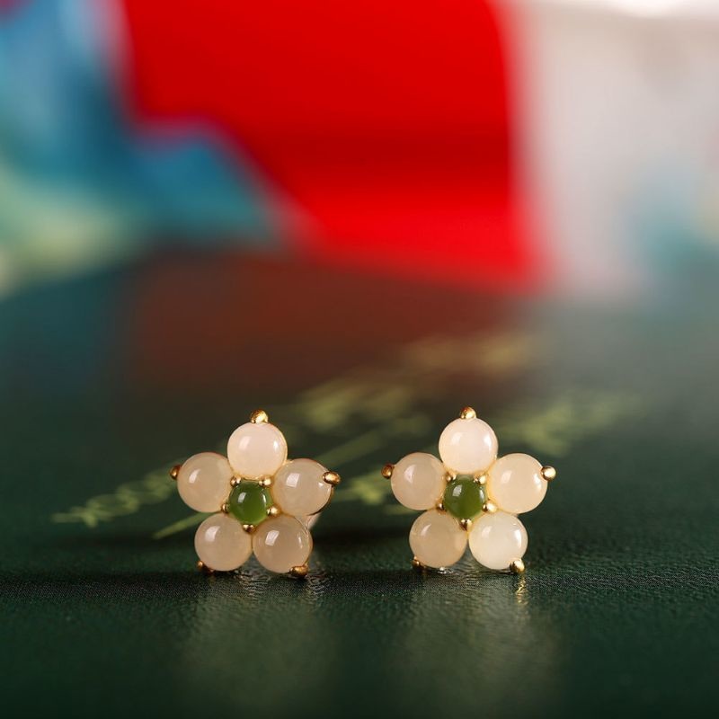 ネフライトのピアス - 軽やかでありながら存在感もあり P154