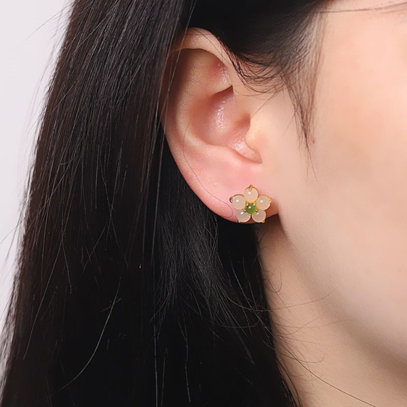 ネフライトのピアス - 軽やかでありながら存在感もあり P154