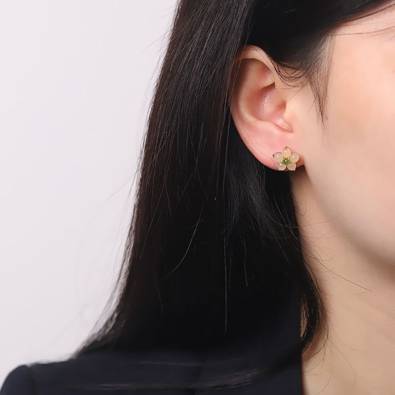 ネフライトのピアス - 軽やかでありながら存在感もあり P154