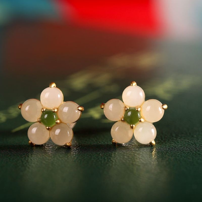 ネフライトのピアス - 軽やかでありながら存在感もあり P154