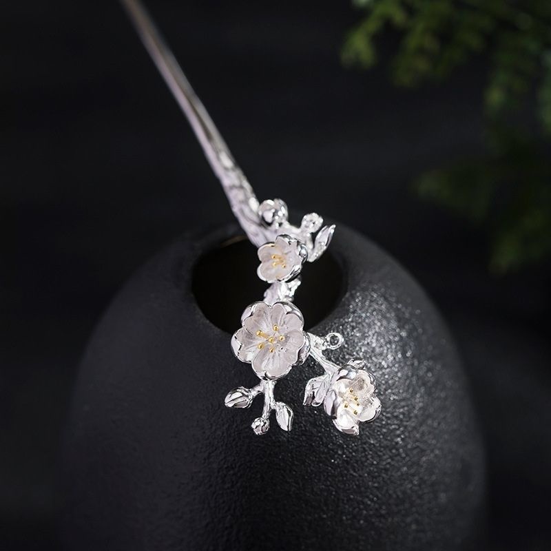 梅の花のかんざし - まるで本物の梅の花が咲いているかのような繊細さ K145