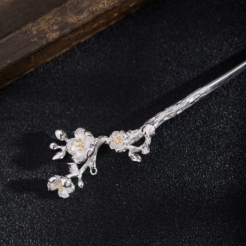 梅の花のかんざし - まるで本物の梅の花が咲いているかのような繊細さ K145