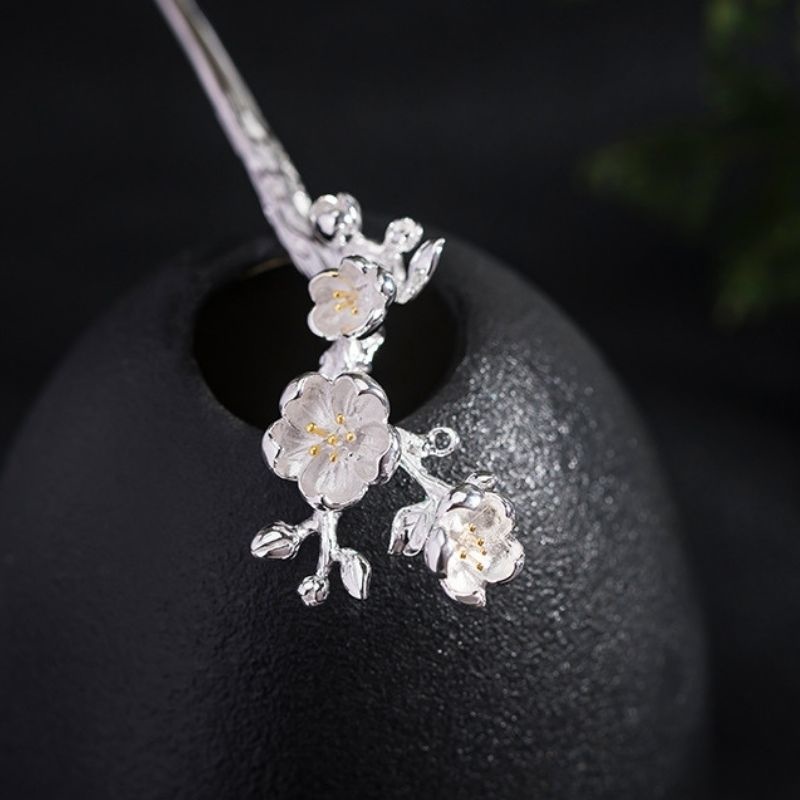 梅の花のかんざし - まるで本物の梅の花が咲いているかのような繊細さ K145
