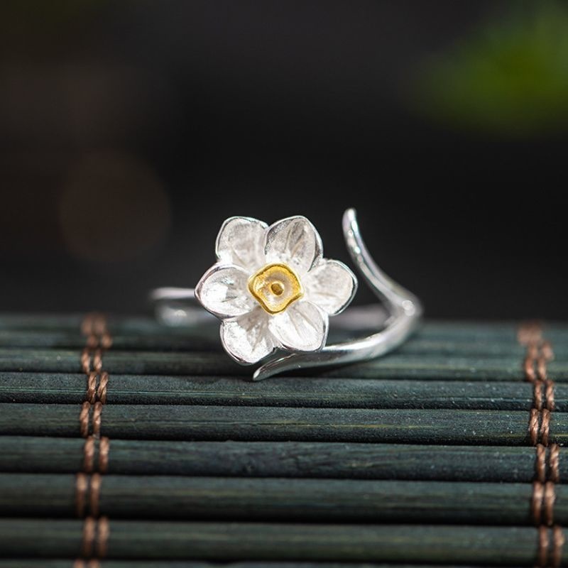 水仙モチーフのリング - 自然の美しさを見事に捉えている R355