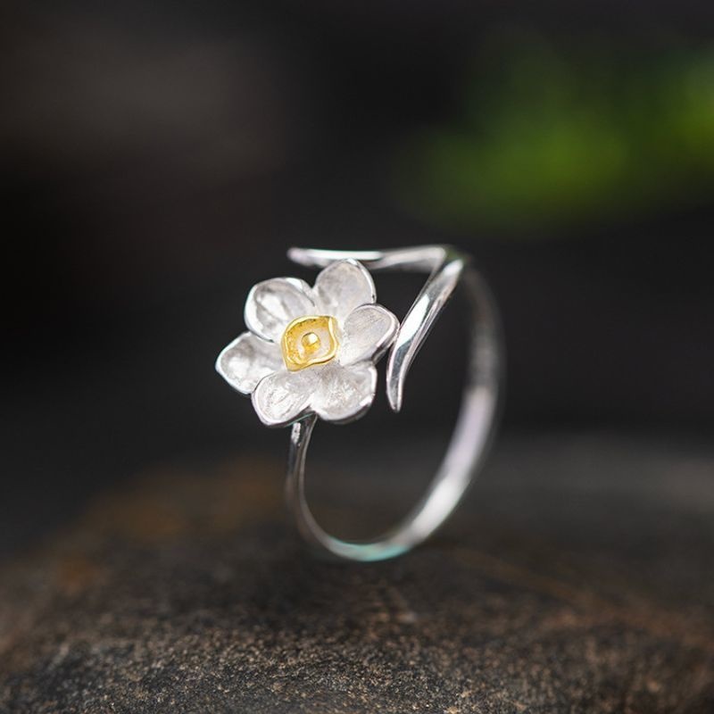 水仙モチーフのリング - 自然の美しさを見事に捉えている R355