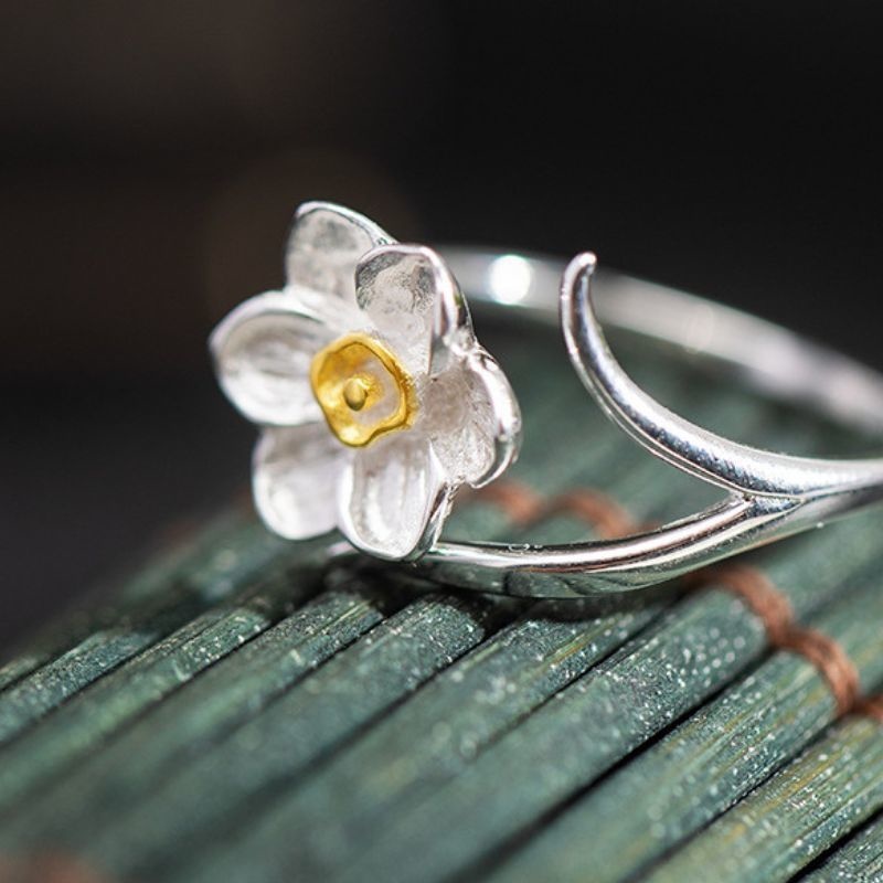 水仙モチーフのリング - 自然の美しさを見事に捉えている R355