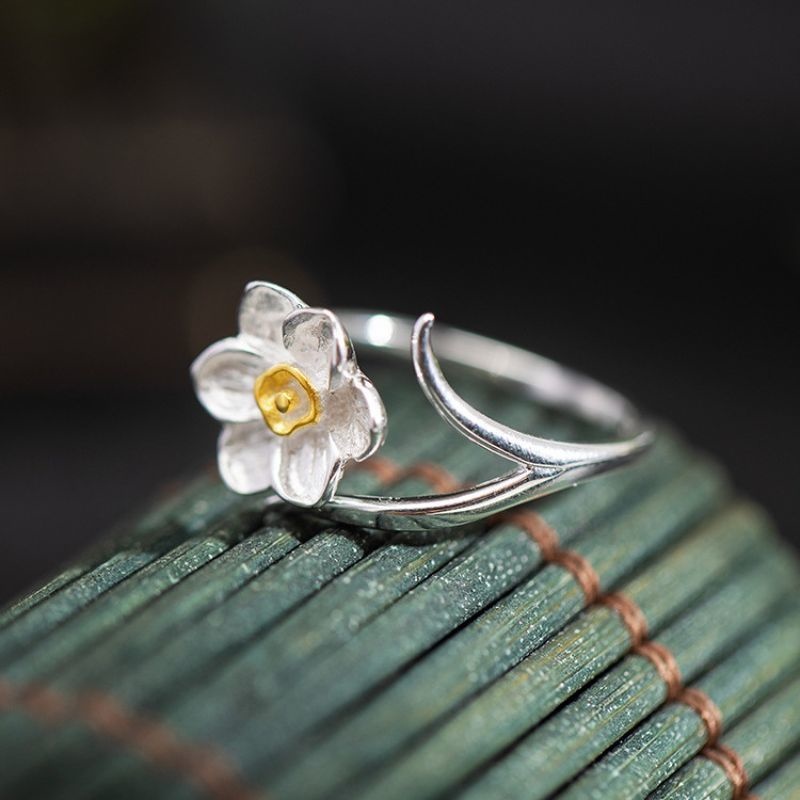 水仙モチーフのリング - 自然の美しさを見事に捉えている R355