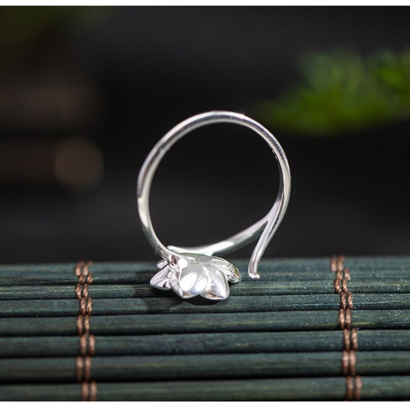 水仙モチーフのリング - 自然の美しさを見事に捉えている R355