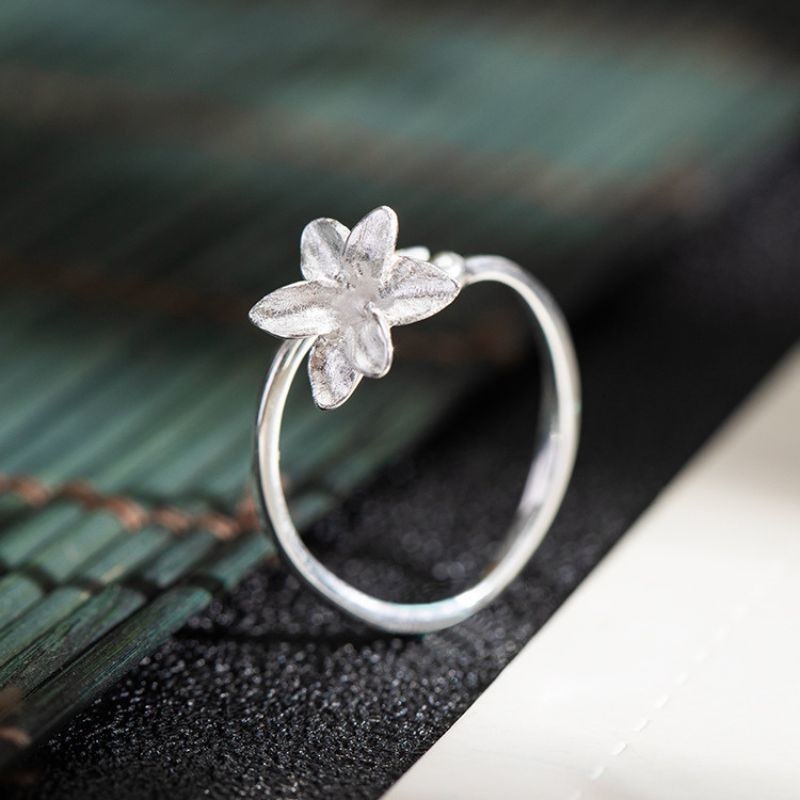 ヒヤシンスのリング - まるで本物の花を指に纏うかのように R356