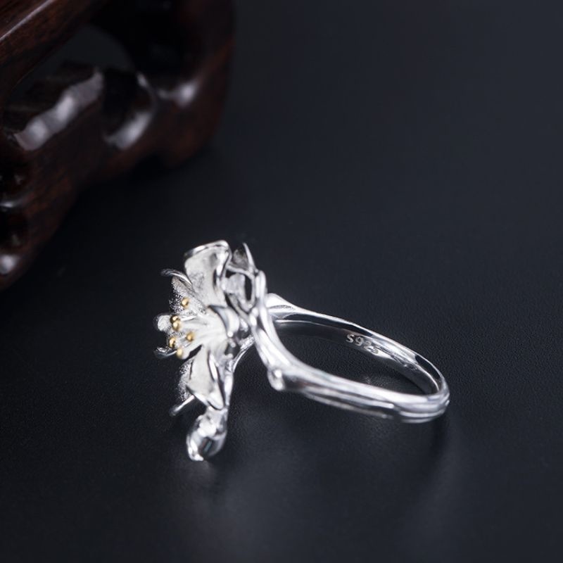 木蓮のリング - ギフトとしても喜ばれること間違いなしの一品 R358